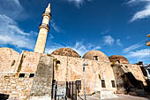 Retimo, la moschea Tis Nerantzes con l'alto minareto.